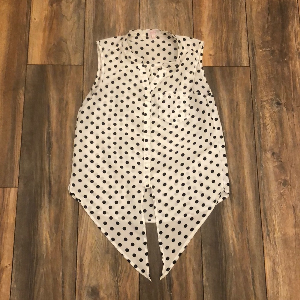 Sleeveless button up/tie bottom top
